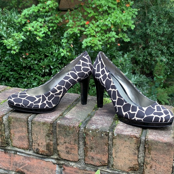 Bandolino animal print 4” Classic heels with slight platform - Picture 7 of 9